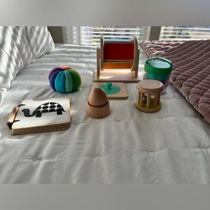 Various toys from Lovevery kits. Excellent condition!